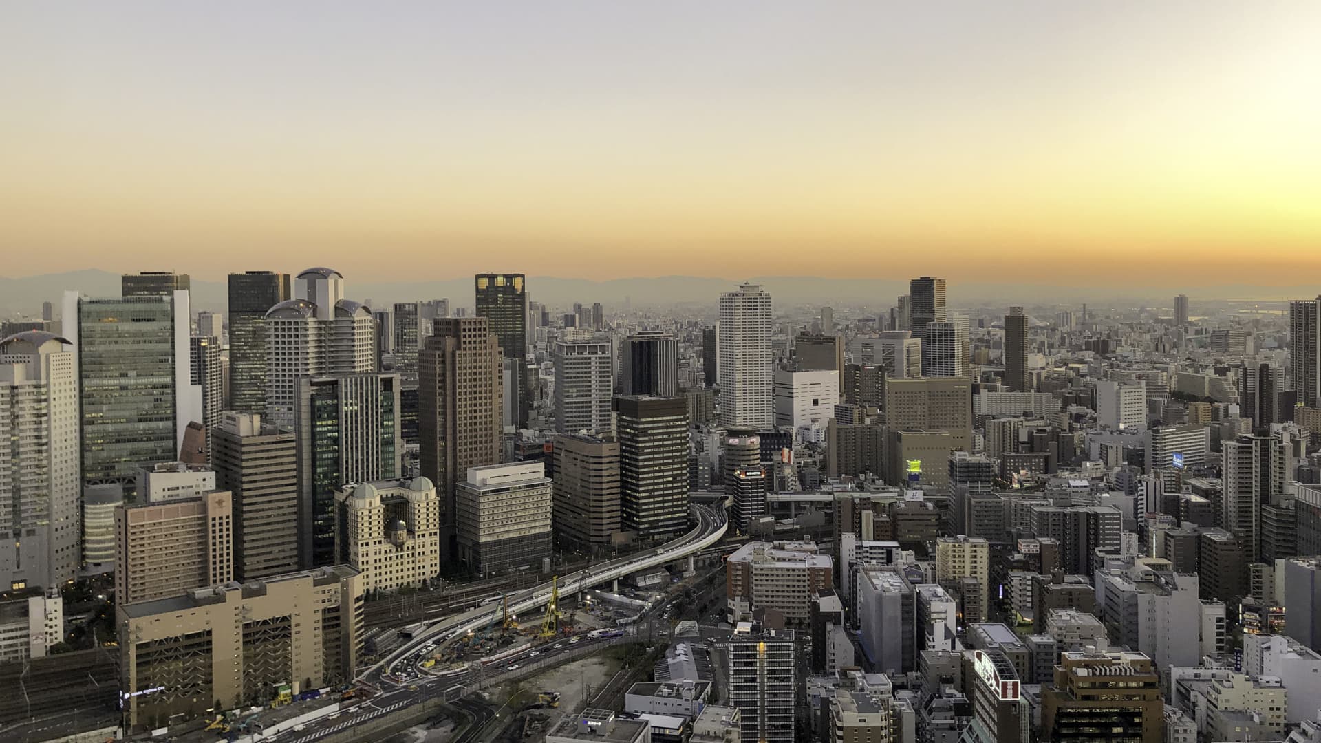 Featured image for Asian Markets Mixed Amid Tech Rebounds and US Shutdown Uncertainty