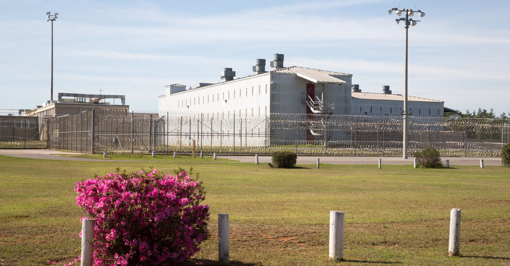 Featured image for "Controversy Surrounds Alabama's First Nitrogen Gas Execution"