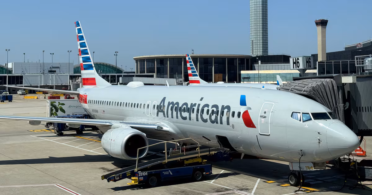 Featured image for American Airlines Flight Narrowly Escapes Mountain Collision in Hawaii