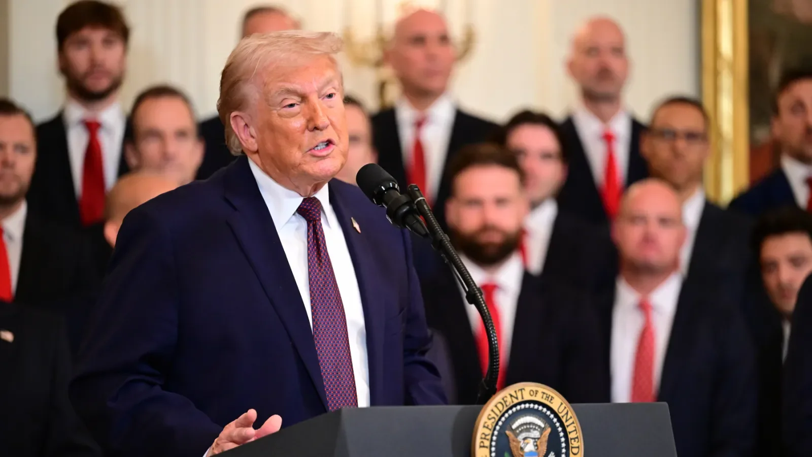 Trump mulls canceling the midterms and threatens Insurrection Act