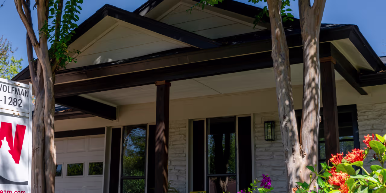 "U.S. Economy Weakens, Triggering Steep Drop in Mortgage Rates"