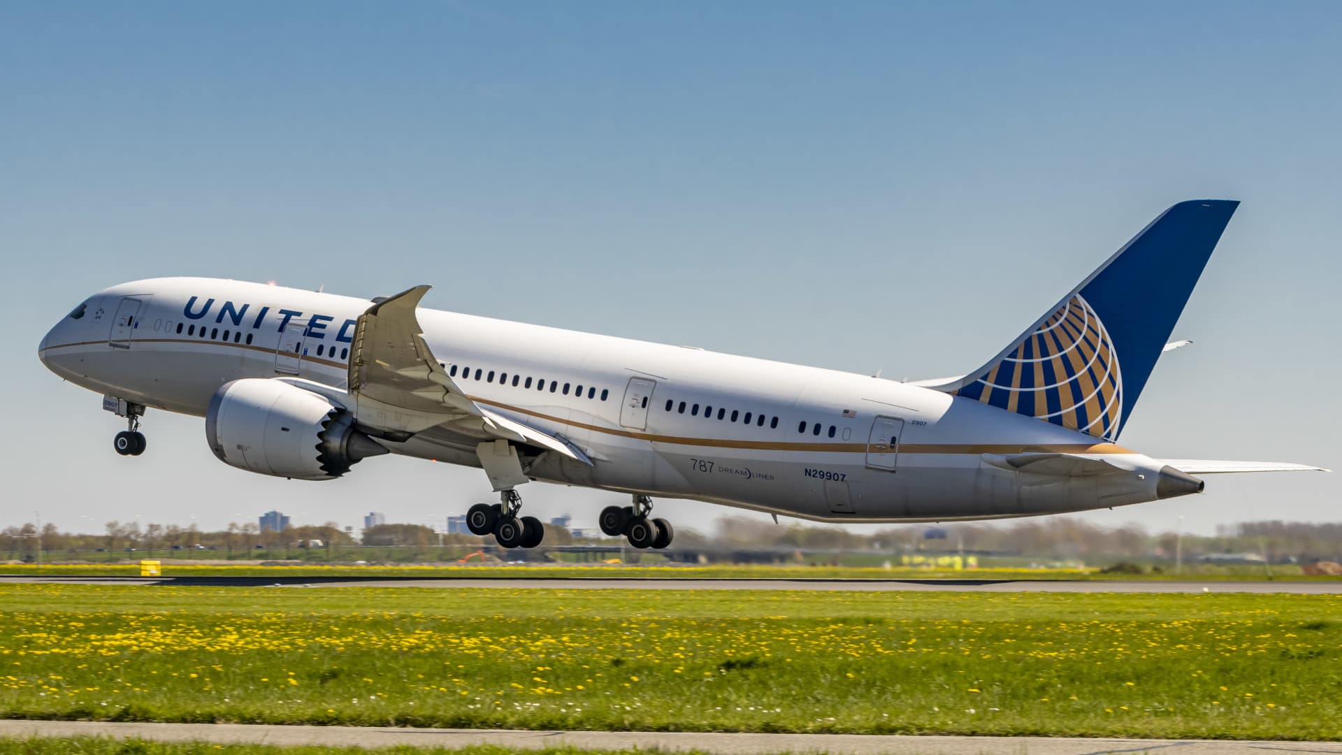 Featured image for "United Airlines Expands Global Reach with New International Routes"