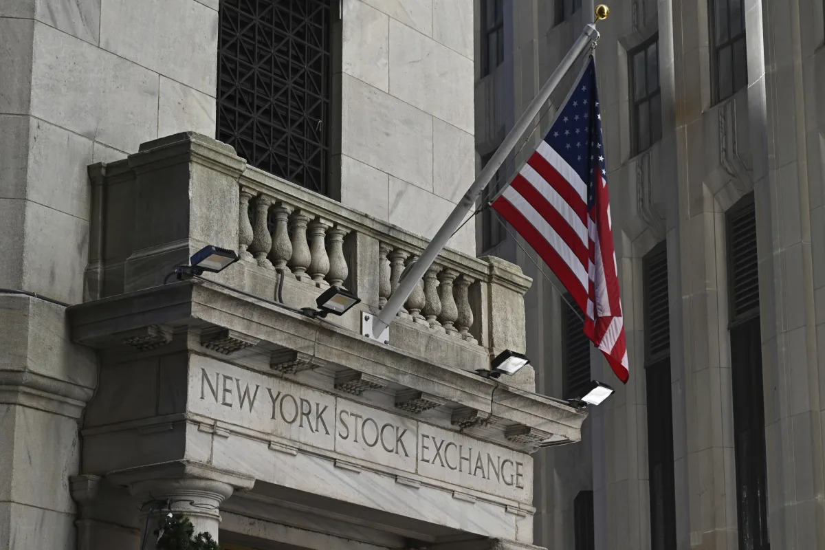 "Economists Forecast Recession Worries Receding Amid Political Tensions"