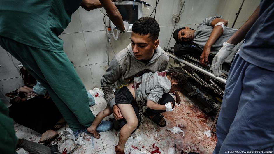 "Intensified Israeli Offensive Surrounds Khan Younis Hospitals in Gaza"