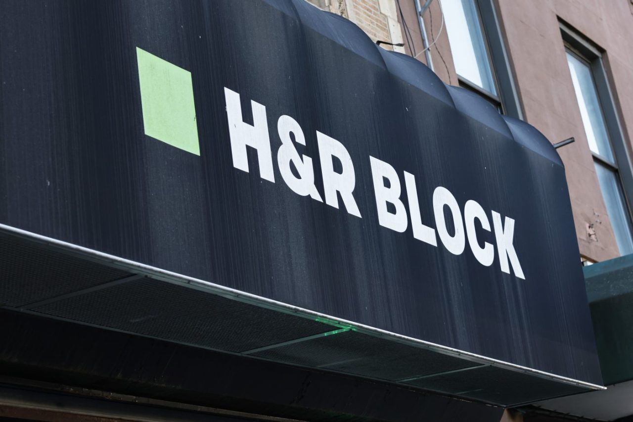 Featured image for Tax Day Chaos: H&R Block's Outages Cause Frustration for Last-Minute Filers
