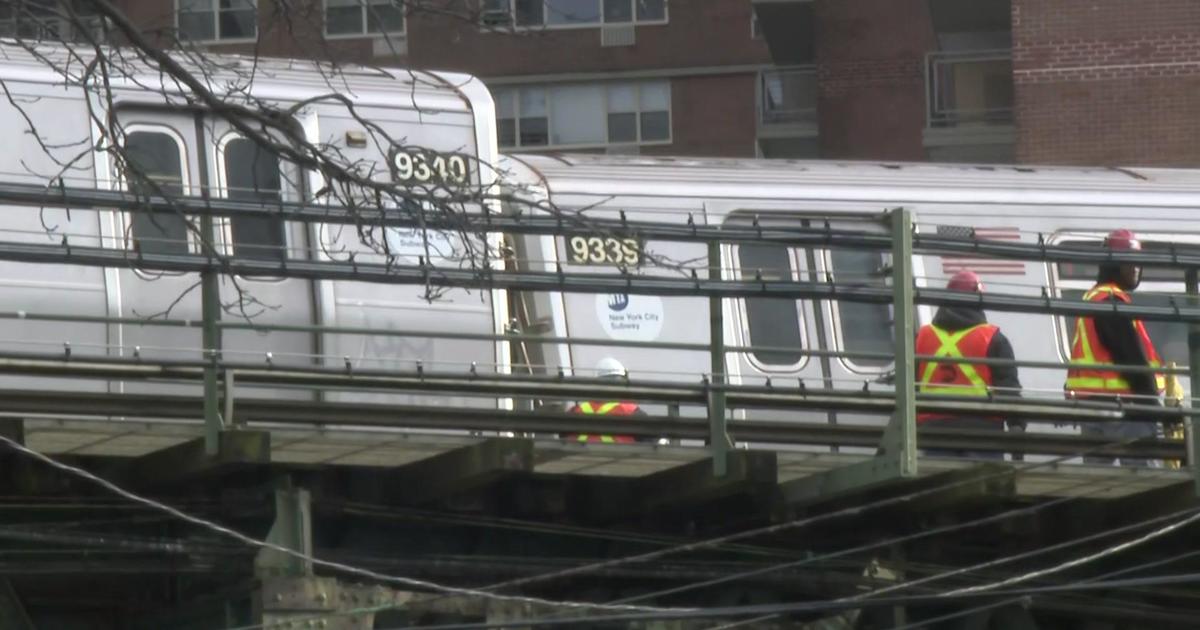 Featured image for "Brooklyn Subway Derailment Disrupts F Train Service"