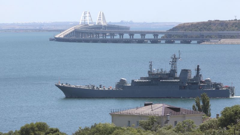 "Russian Tour Operators Urge Vacationers to Stay in Crimea Despite Bridge Attack"