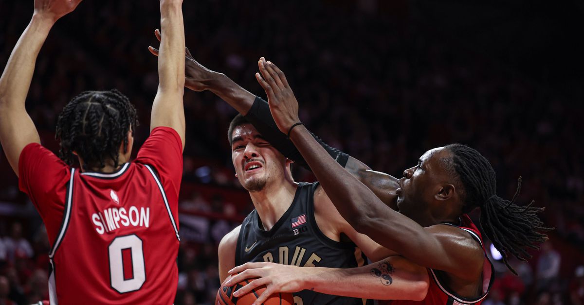 "Purdue's Zach Edey Leads No. 2 Purdue to Victory Over Rutgers with Double-Double Performance"