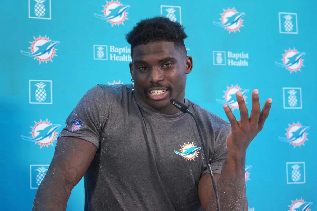 "Dolphins WR Tyreek Hill Acknowledges Superiority of Former Wisconsin Badger in Football Skills"