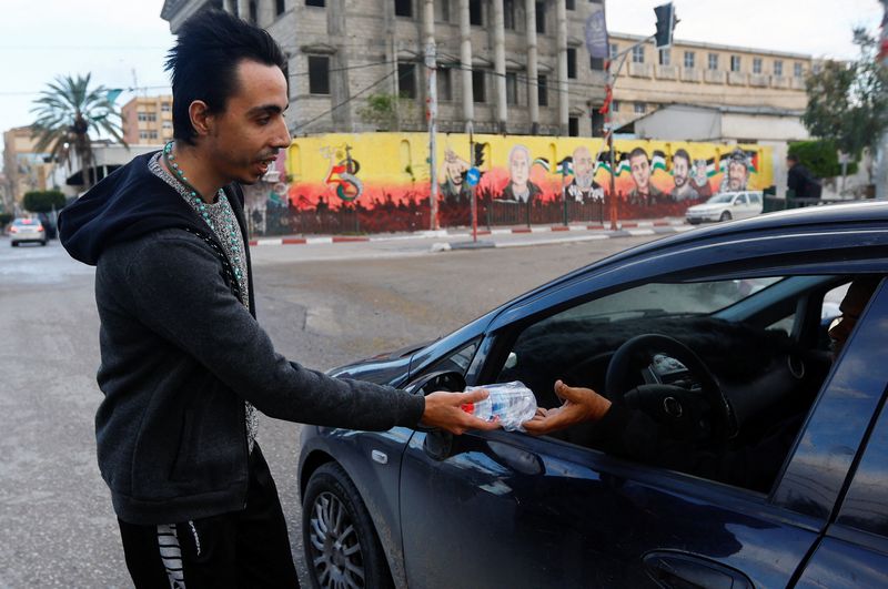 Christian man's act of kindness during Ramadan rush hour in Gaza.