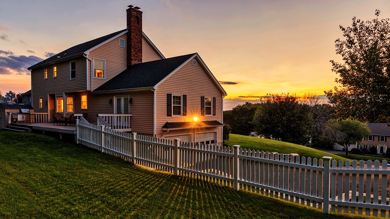 Mortgage rates fluctuate amidst Fed optimism and rate hikes.