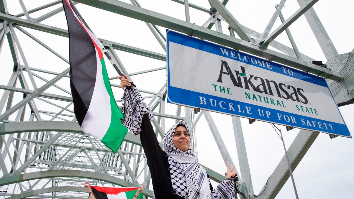 Pro-Palestinian Protesters Block I-40 Bridge in Memphis