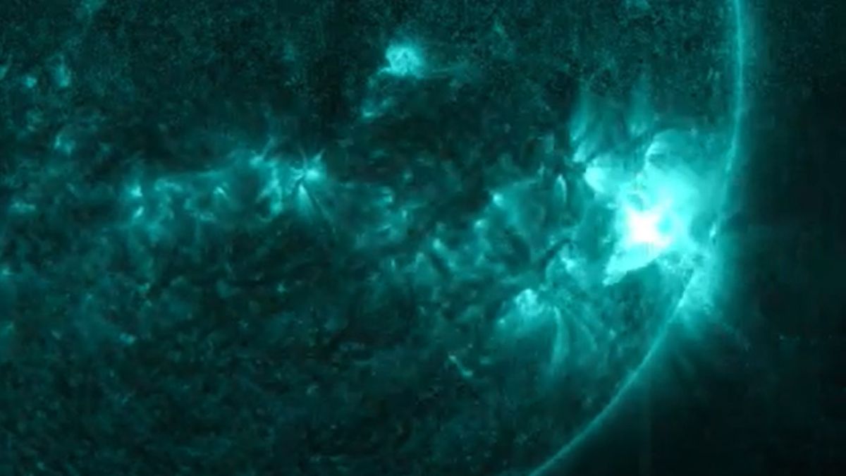 Featured image for Sun unleashes powerful X-class solar flare, threatens space weather chaos.