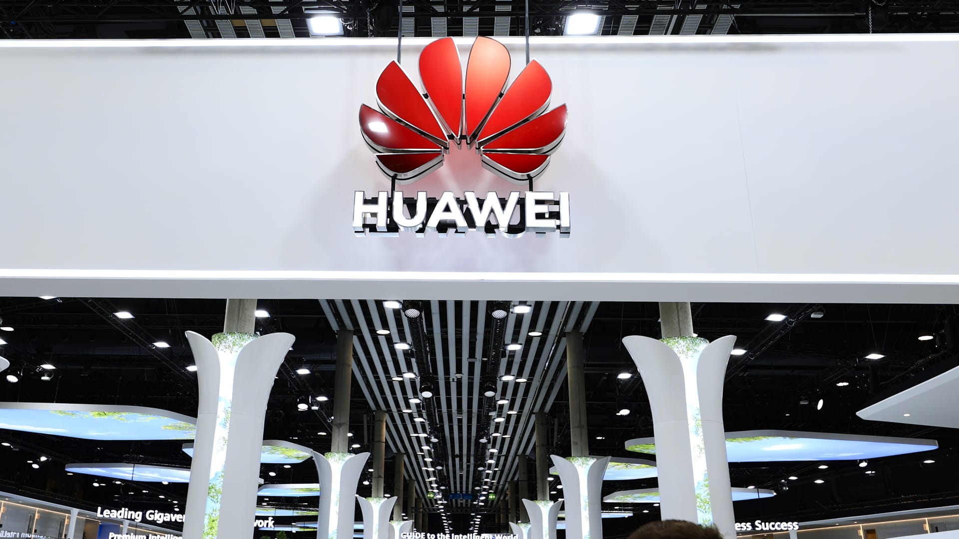 "Tech Giants Report Mixed Financial Results Amidst Global Challenges"