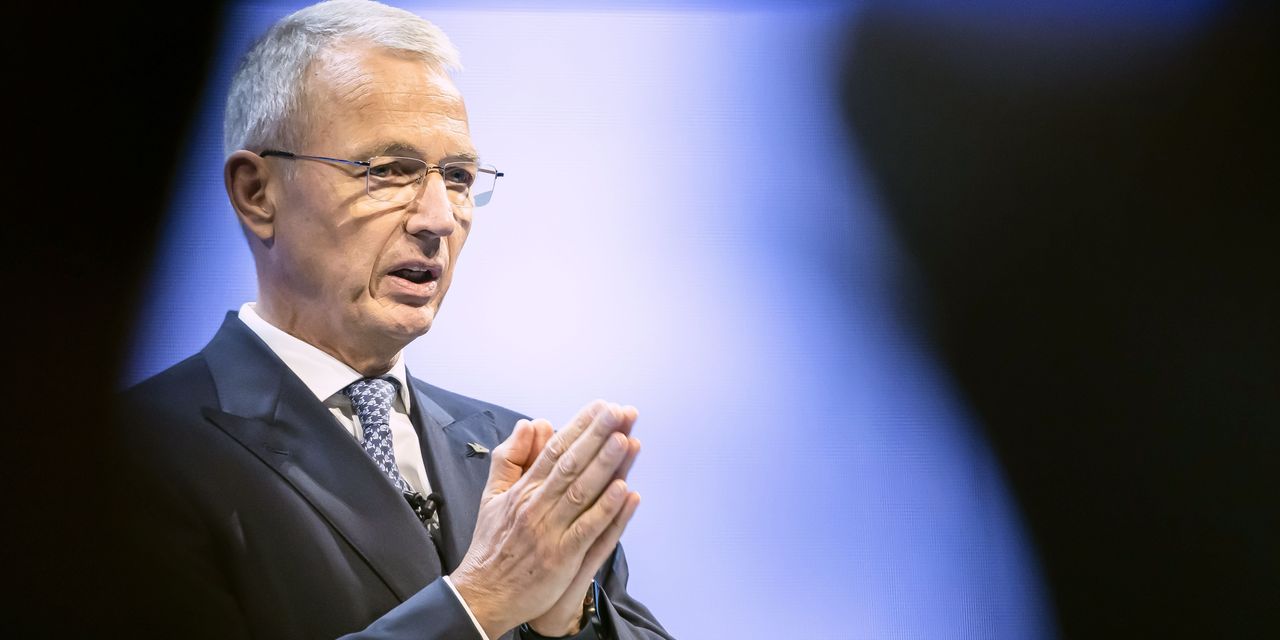 Featured image for Credit Suisse Chairman Apologizes to Shareholders Amidst UBS Deal Backlash