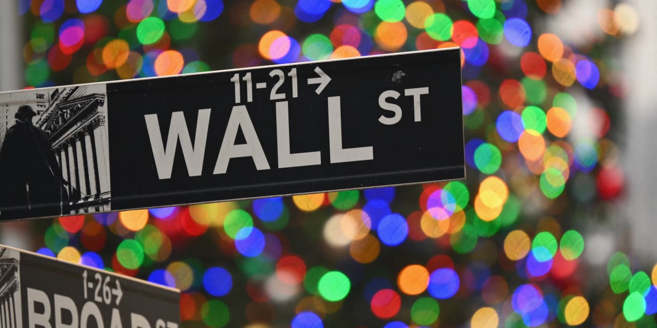 "S&P 500 Caps Record Year with 24% Gain, Marking Longest Weekly Rally in Two Decades"