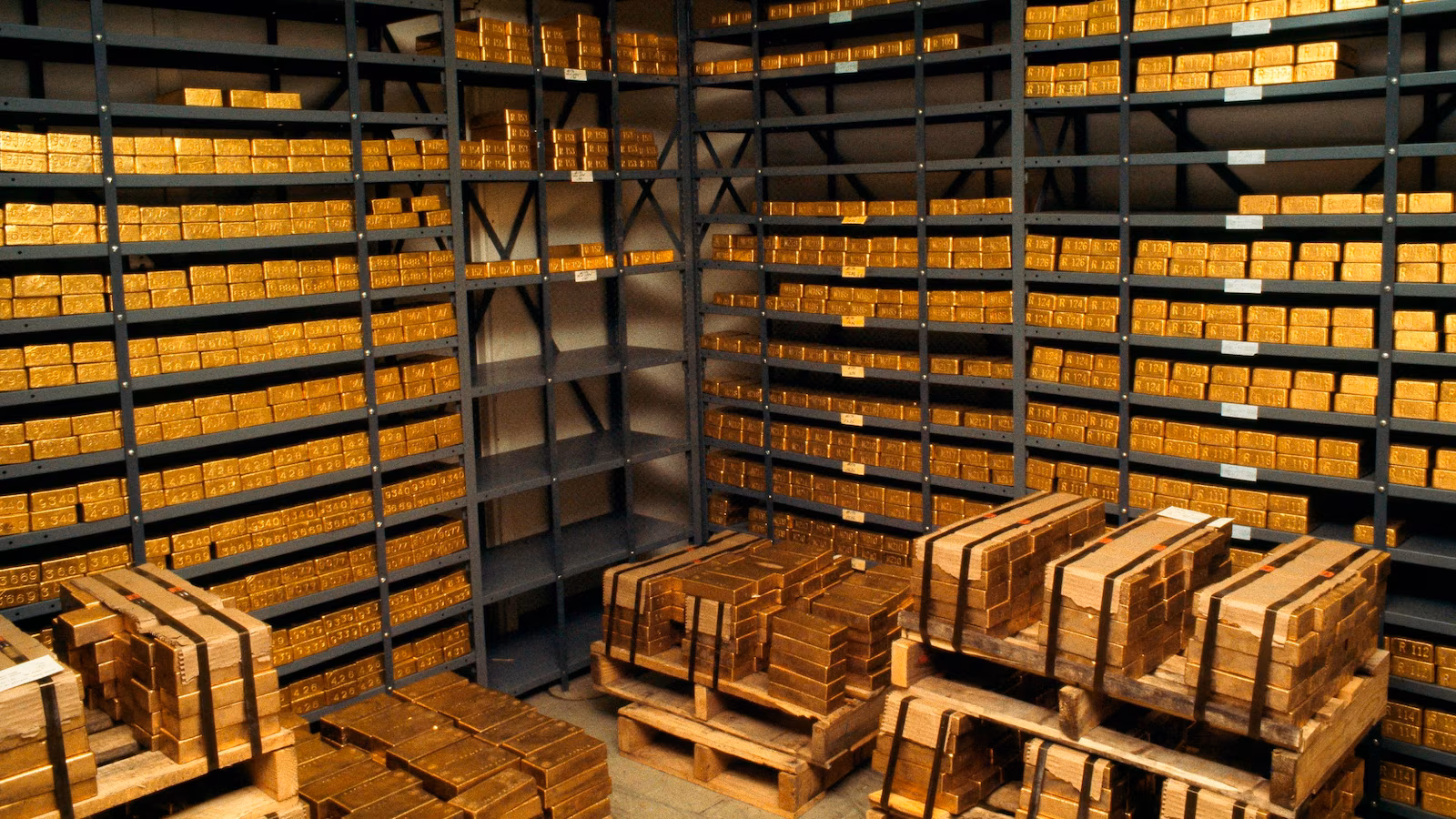 "Gold Reaches Record High Amid Central Bank Buying and Geopolitical Tensions"