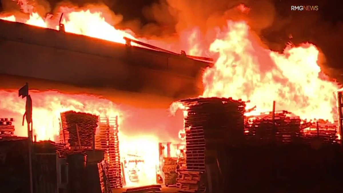 Featured image for Massive Fire Shuts Down 10 Freeway in Downtown LA