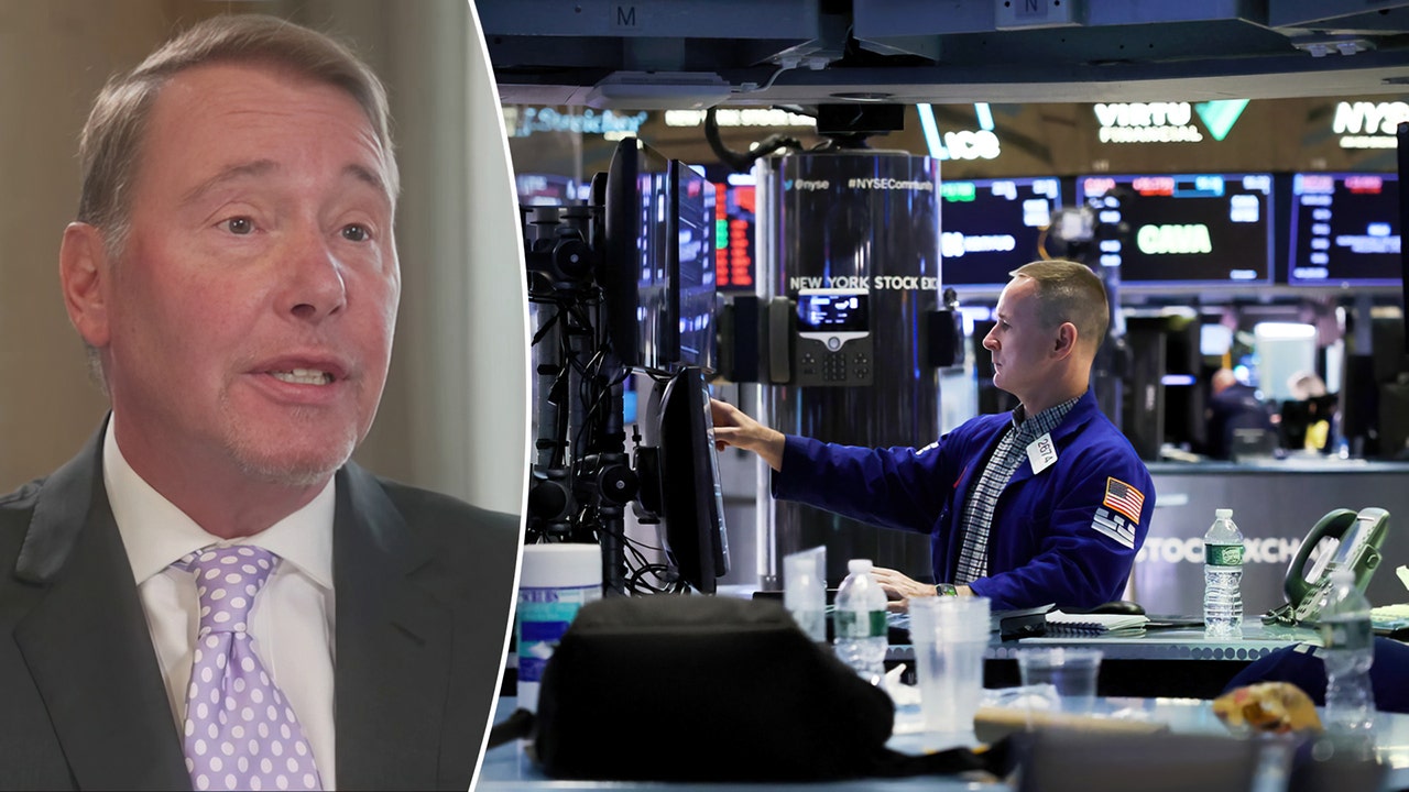 Featured image for "Bond King Jeff Gundlach warns of impending recession as US consumers spiral downward"
