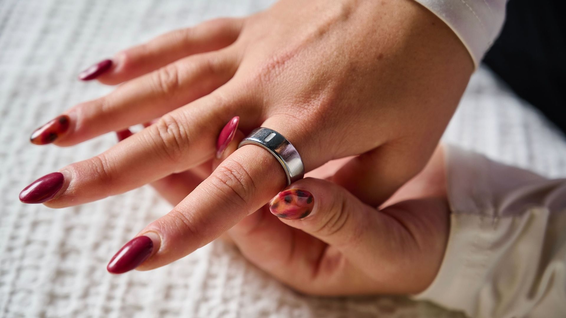 Featured image for Why I Switched from Smartwatches to an Oura Ring After a Year