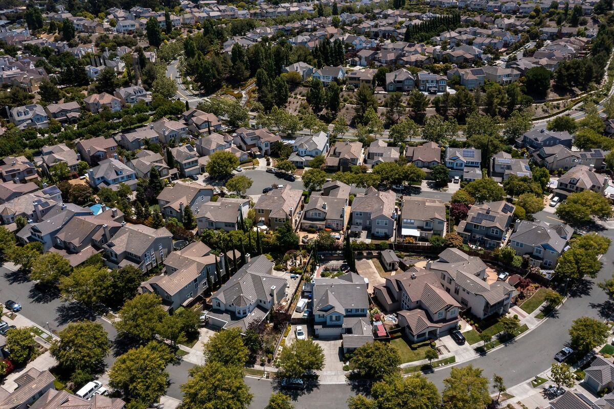 US Mortgage Rates Drop to 10-Month Low, Sparking Refinance Rush