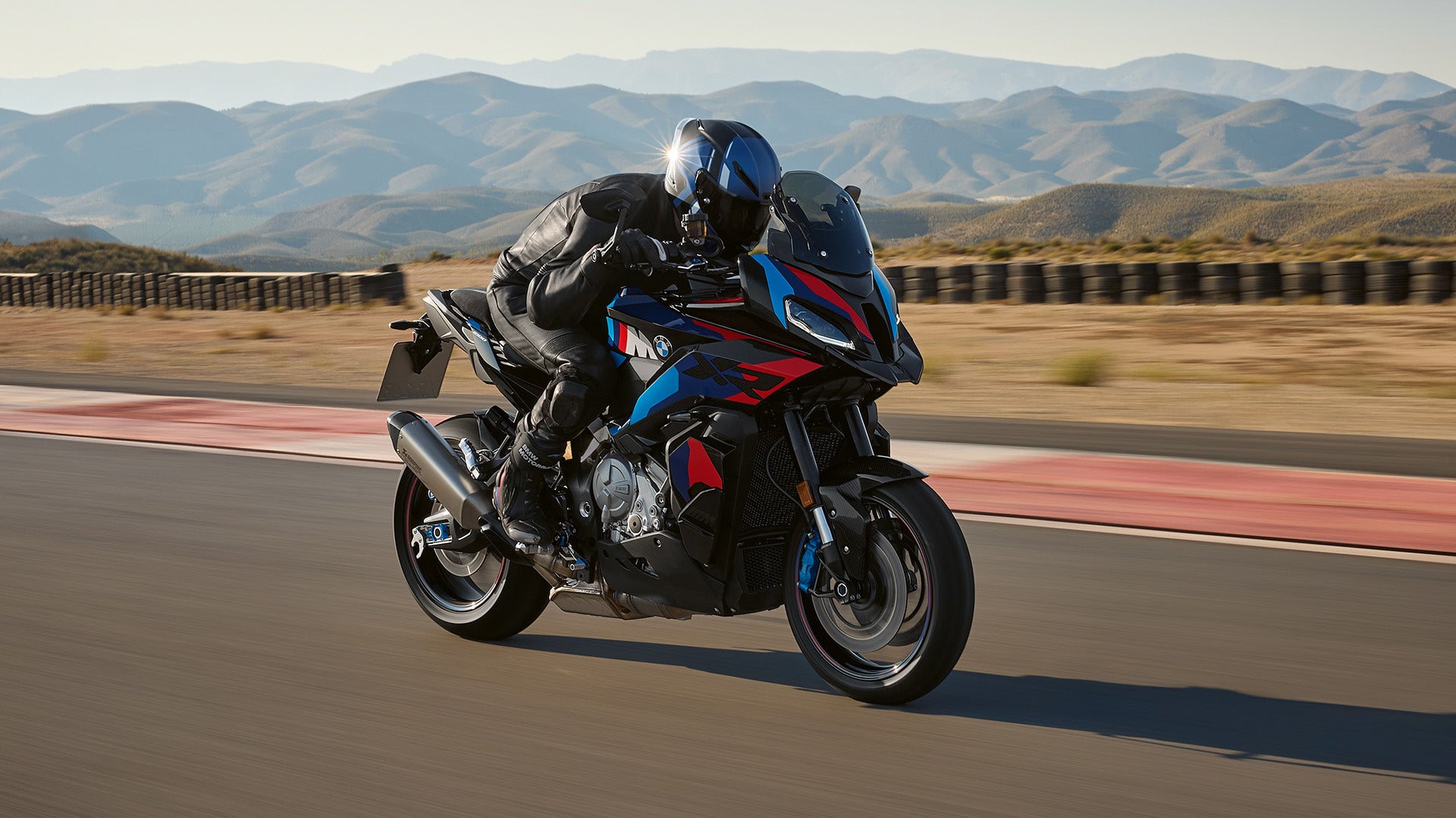 "BMW M 1000 XR: The Ultimate Blend of Long-Range Performance and Comfort"