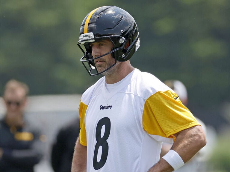 Featured image for Aaron Rodgers Criticizes New Helmet, Comparing It to a Spaceship