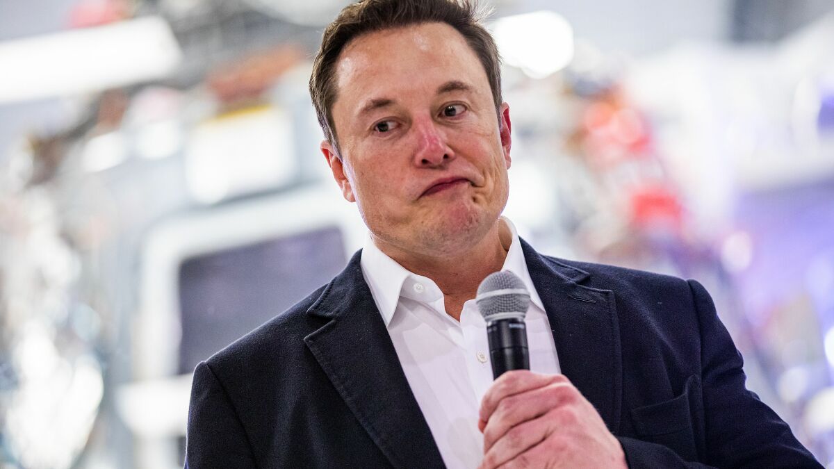 Featured image for Elon Musk's Substack feud causes Twitter turmoil for journalists.