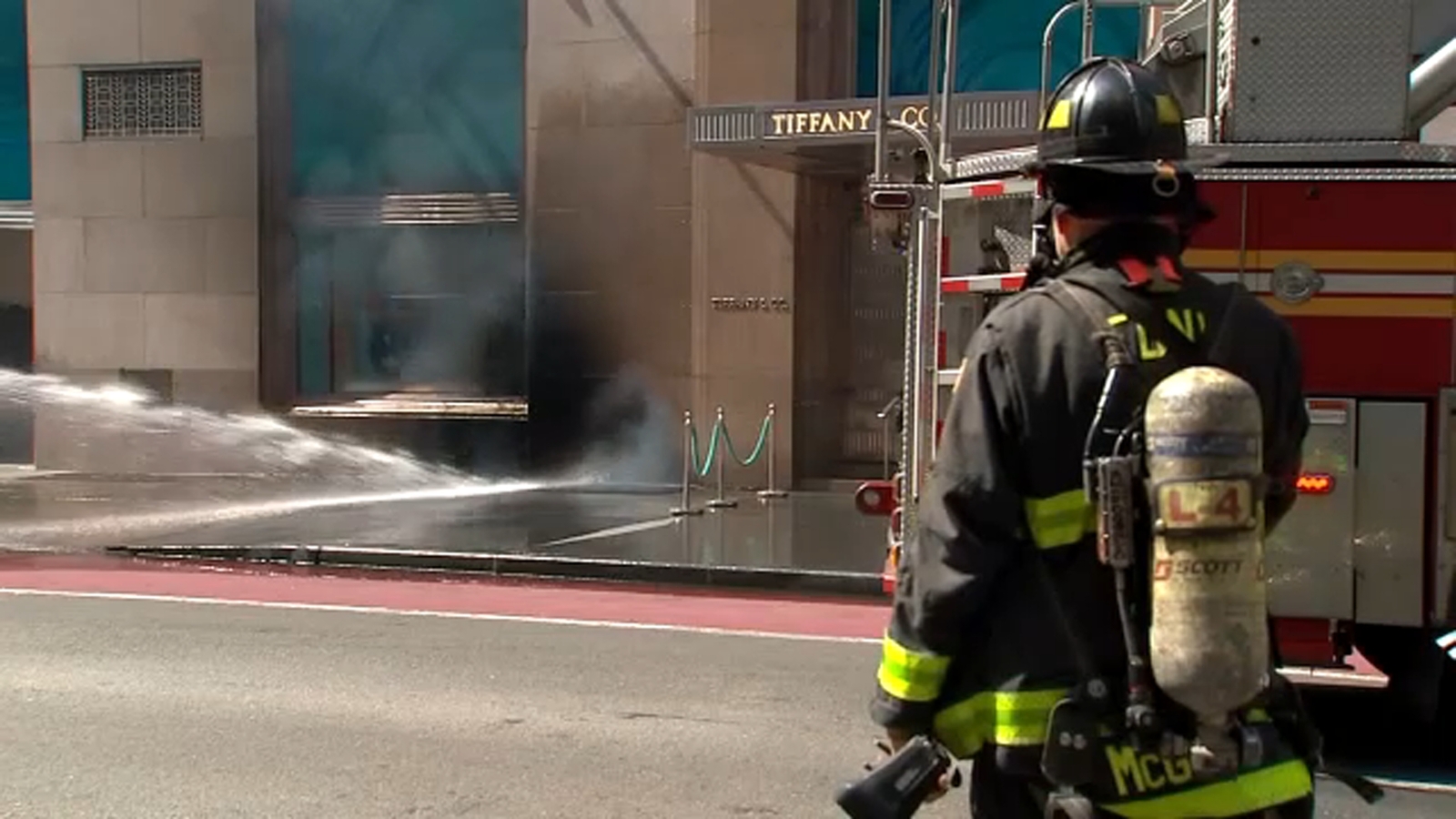 Featured image for Blaze engulfs Tiffany & Co.'s flagship store in Midtown Manhattan
