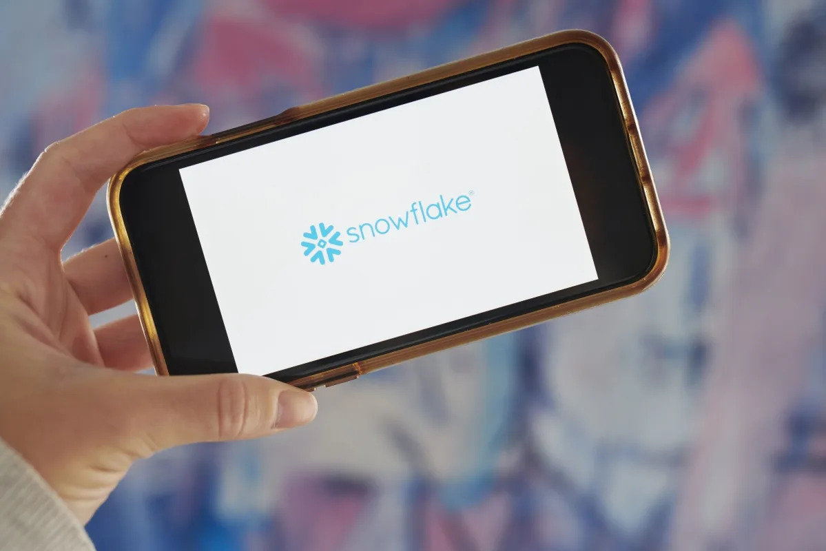 Featured image for Snowflake's Strong Sales Growth and AI-Driven Demand Propel Revenue Above Estimates