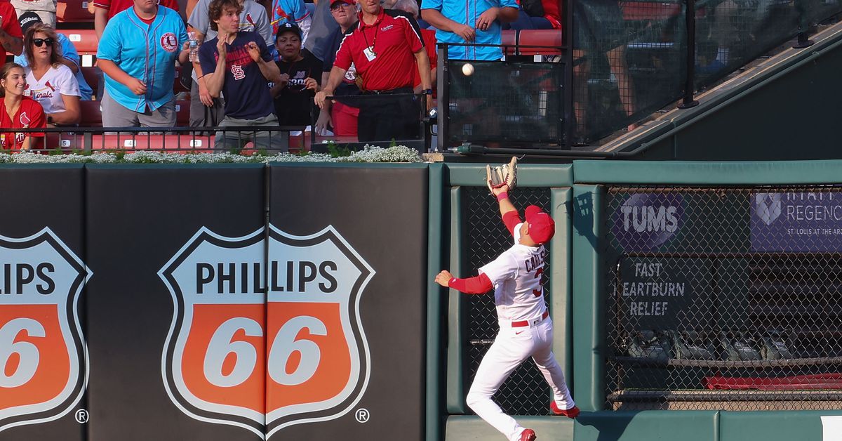 Featured image for Giants dominate Cardinals in 11-3 victory.