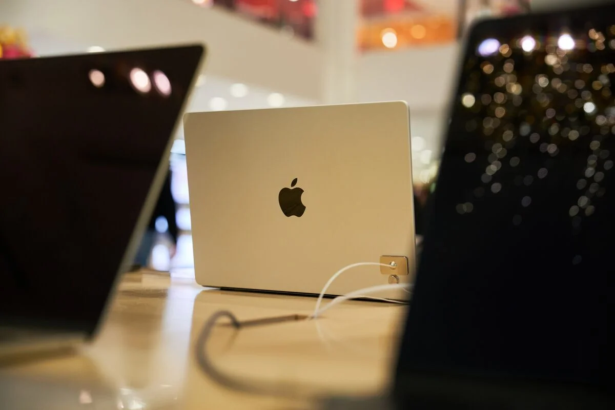 Apple Prepares High-End MacBook Pro with Touchscreen and Hole-Punch Display