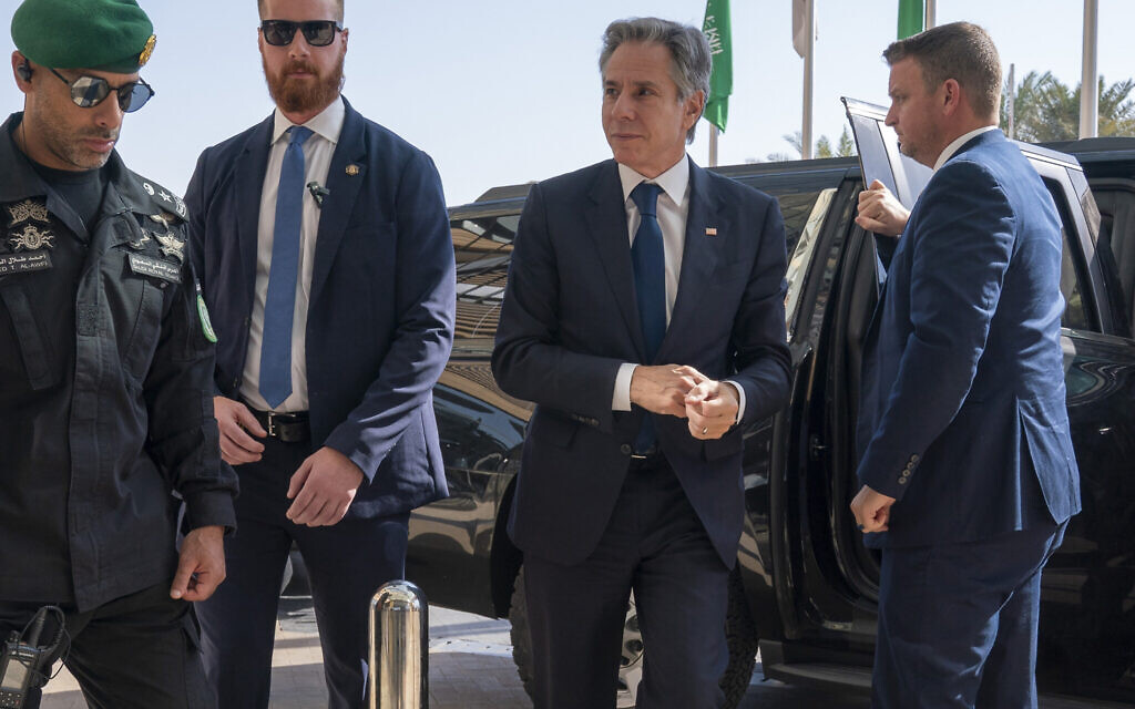 Blinken Urges Pressure on Hamas to Free Hostages in Meeting with Saudi Crown Prince