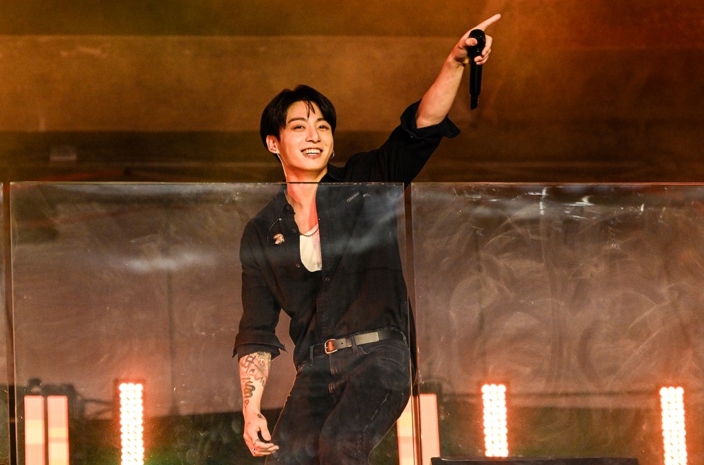 Featured image for BTS' Jungkook Sends Heartfelt Letter to Fans as He Enlists in Military