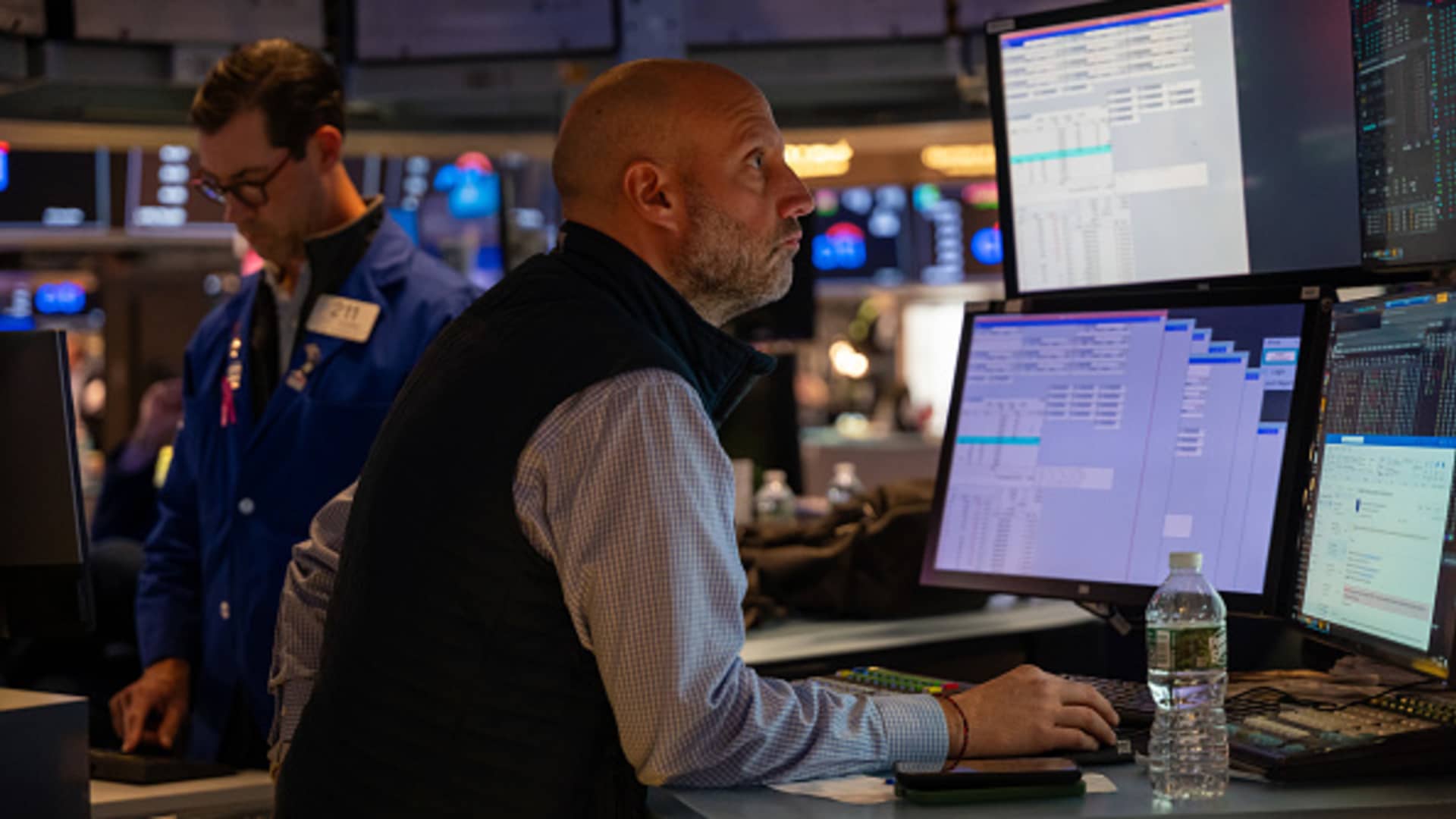 "Market Rally Stalls, Investors Pause on Rate Cut Bets: Live Updates"