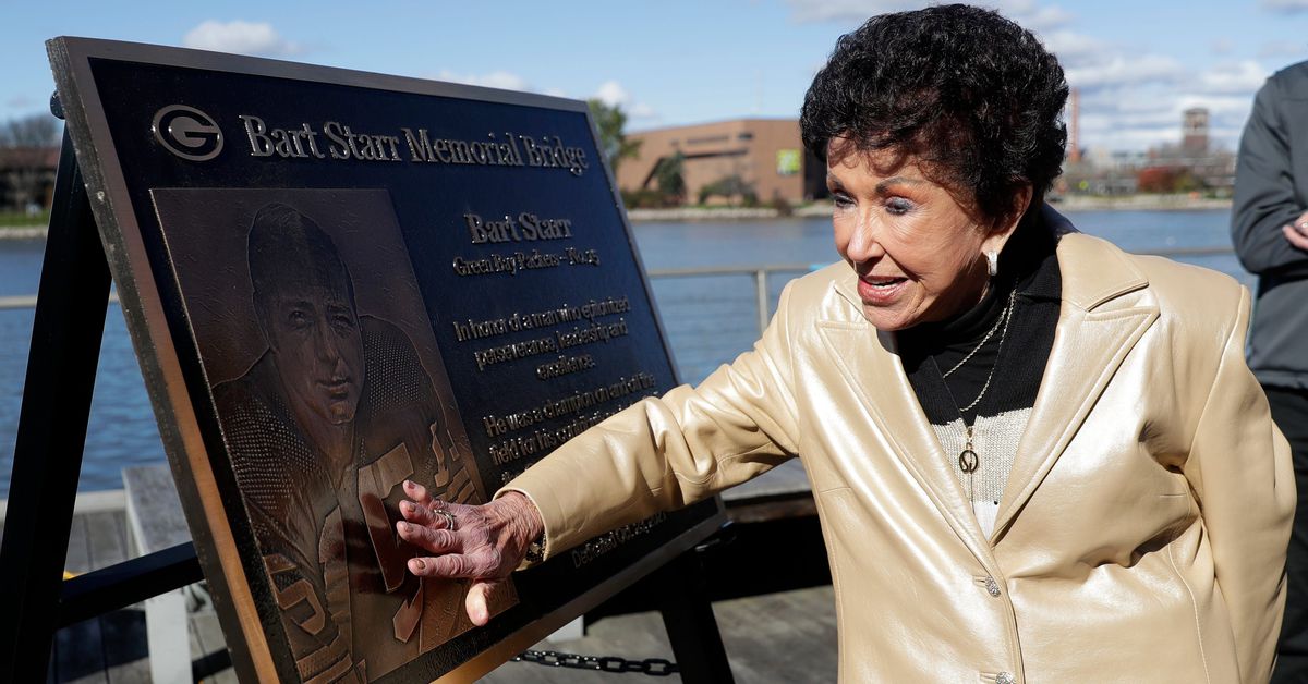 "Cherry Starr, Wife of Packers Legend Bart Starr, Passes Away at 89"