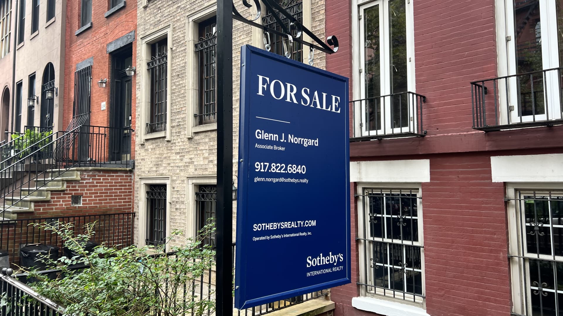 September Home Sales Plummet to 13-Year Low Amidst Rising Mortgage Rates and Surging Prices