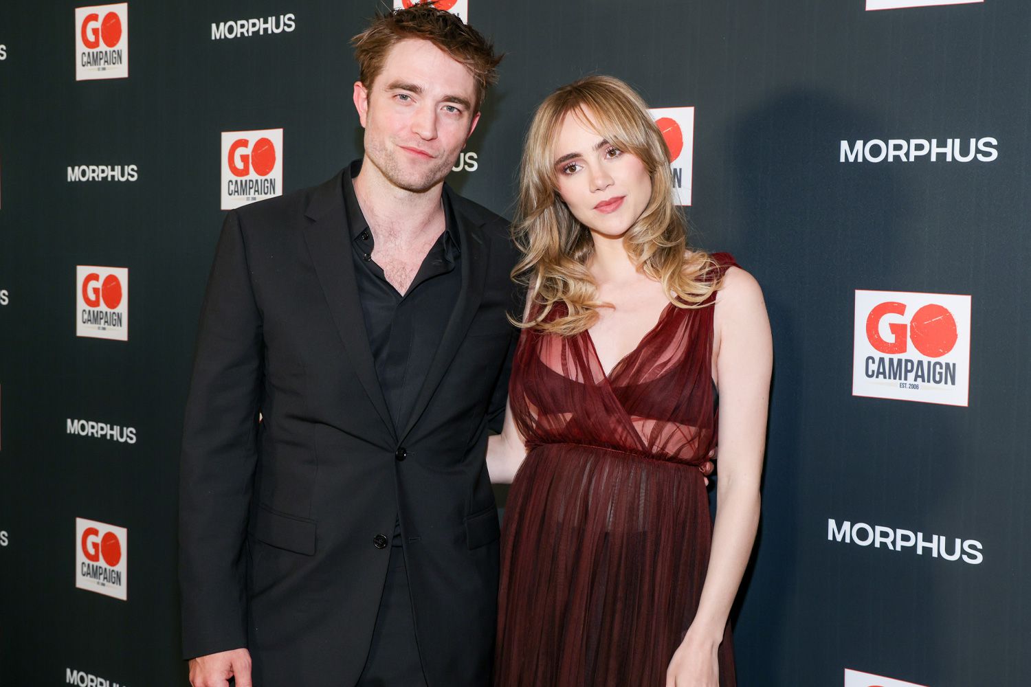 Featured image for Suki Waterhouse and Robert Pattinson Expecting First Child Together