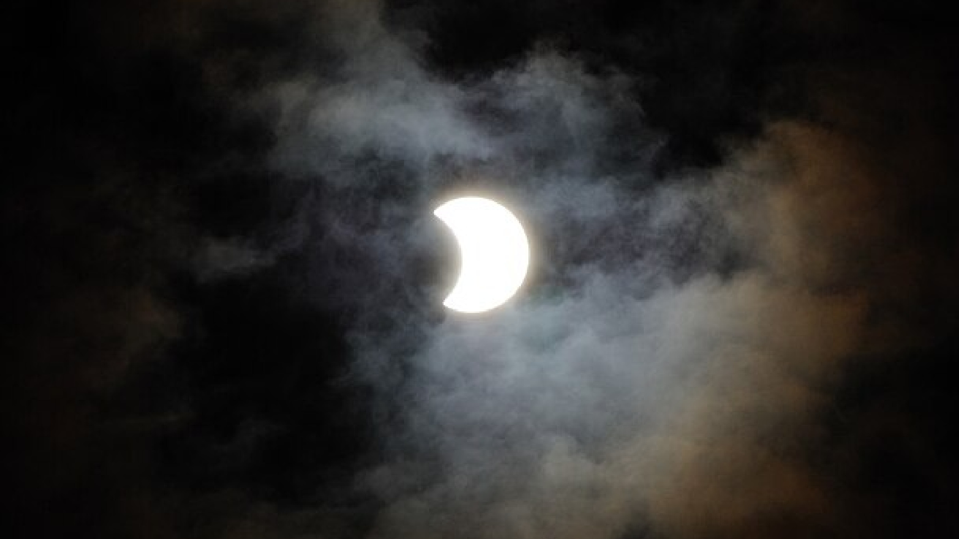 "2024 Solar Eclipse: Path, Peak Times, and Weather Forecast for Chicago"
