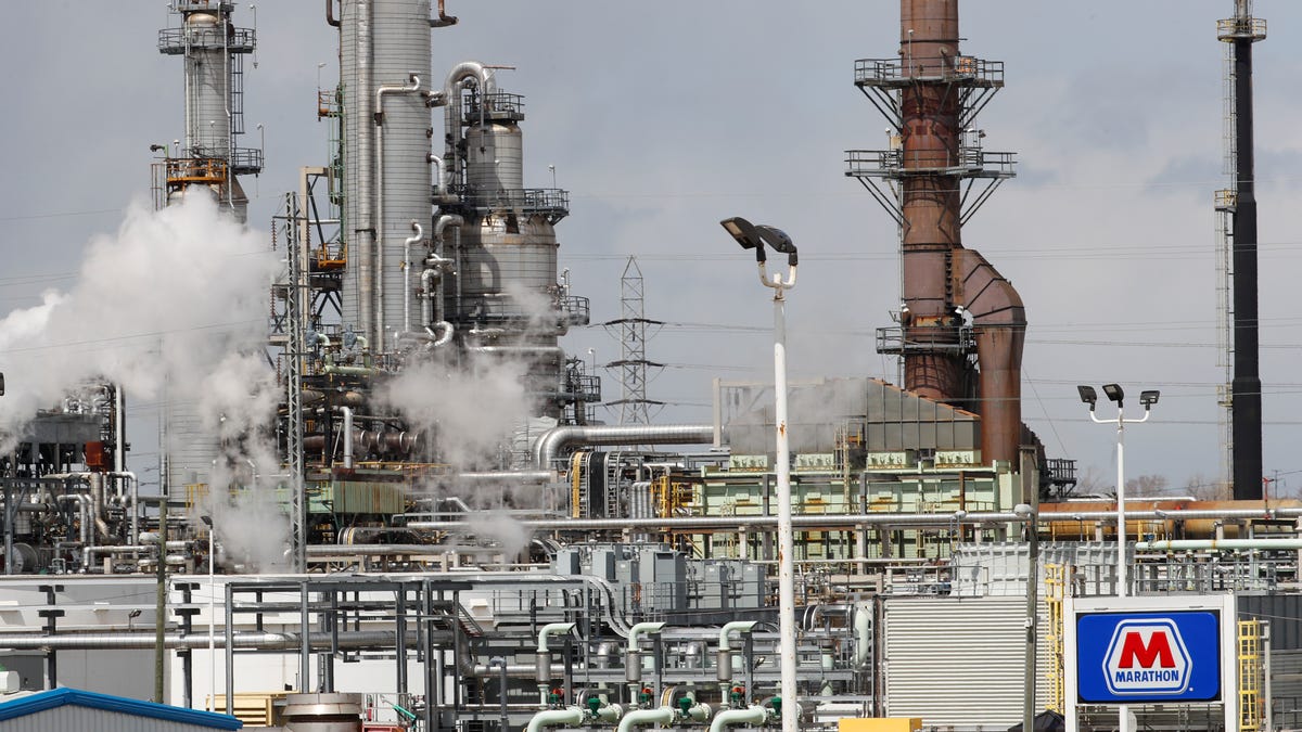 Featured image for Detroit Marathon Refinery Workers Vote to Authorize Strike