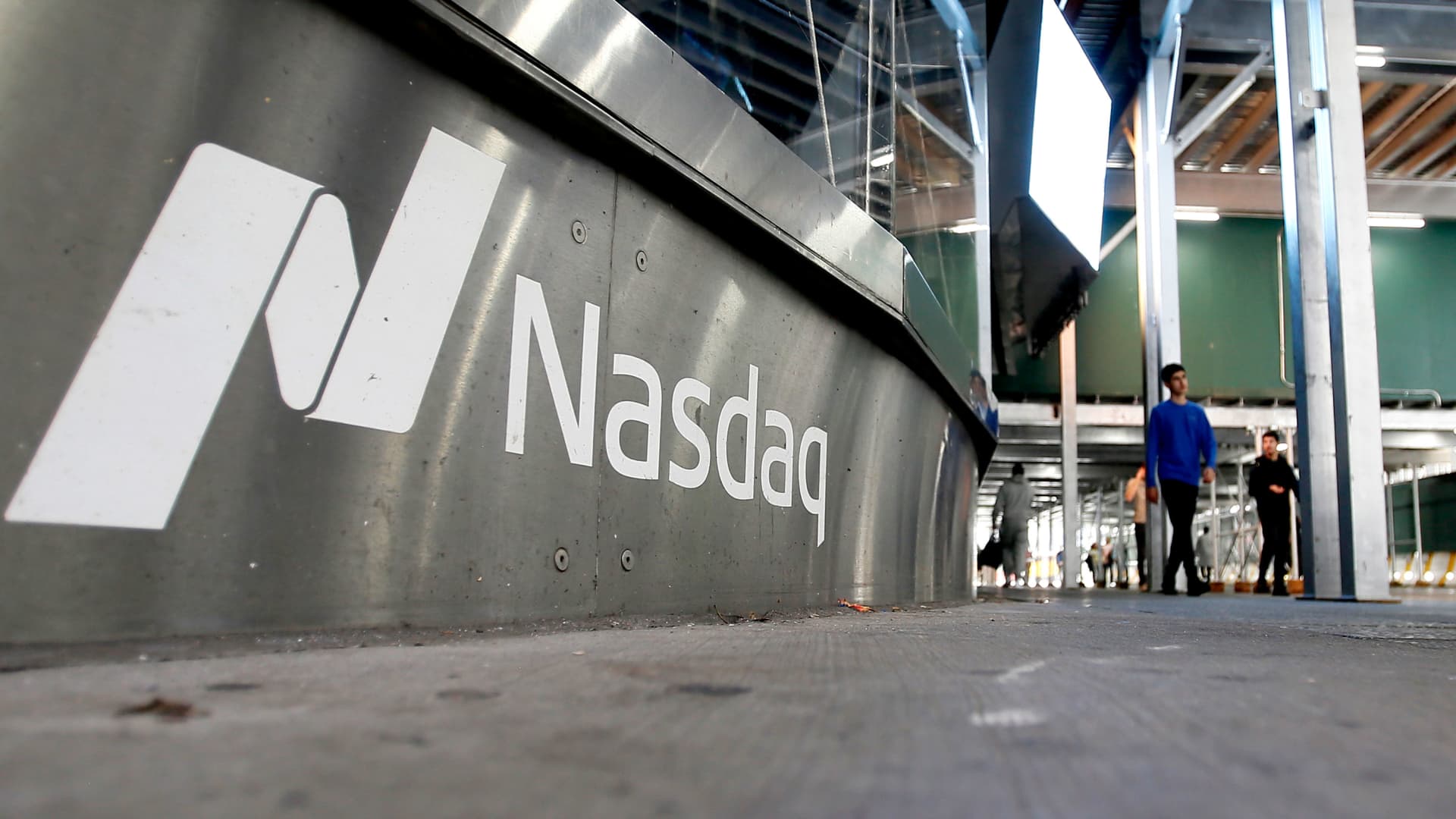 Tech Stocks Continue to Slide as Earnings Optimism Battles Interest Rate Concerns