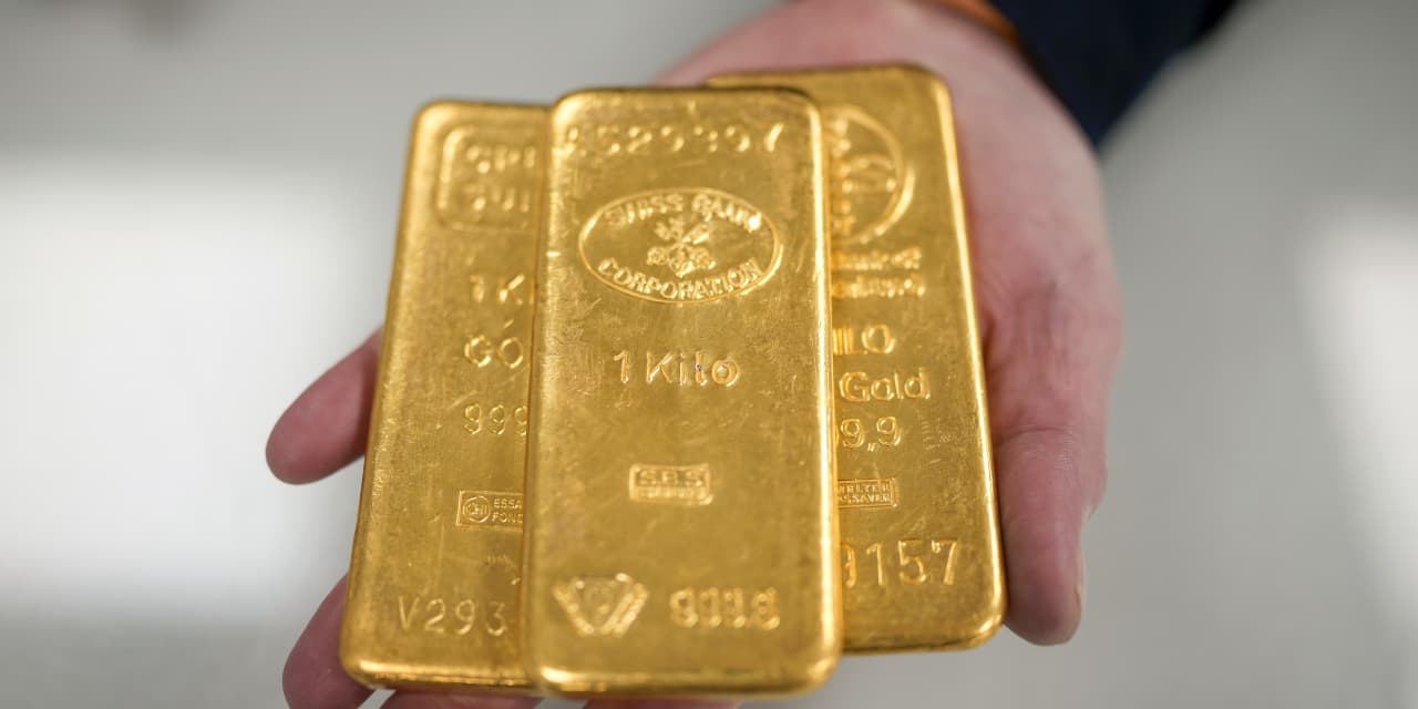 Featured image for Gold Futures Hit New Record High Amid Weak Economic Data