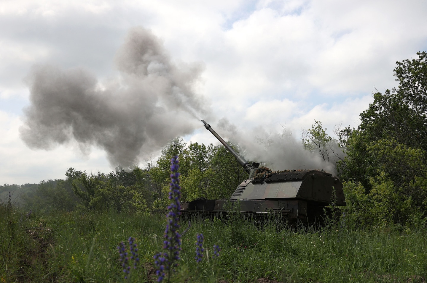 "Biden's Controversial Decision: Sending Cluster Munitions to Ukraine Amidst Russia-Ukraine War"