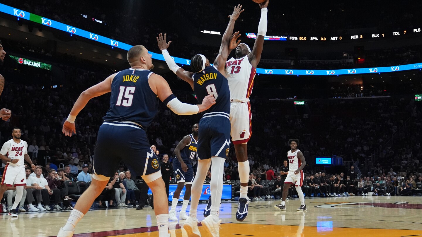 Featured image for Nuggets' Nikola Jokic suffers knee injury in Miami game