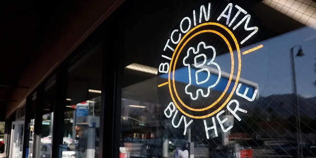 Bitcoin Sags Under Hawkish Fed Signals and Big-Holdings Pressure