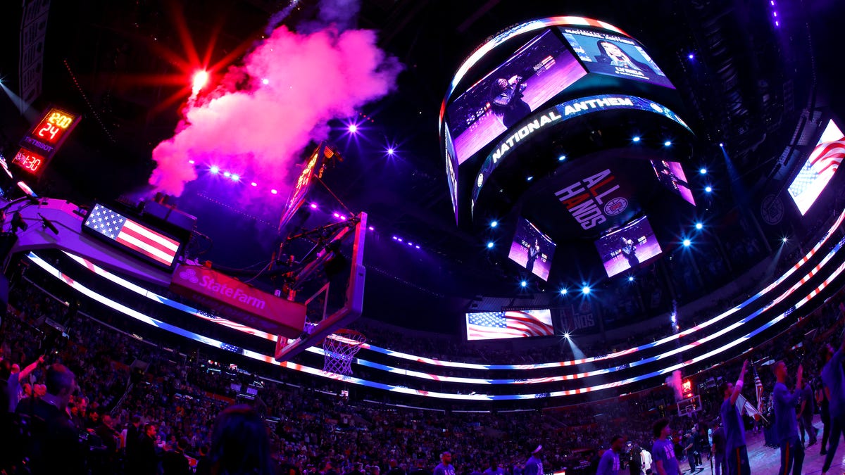 Suns take lead over Clippers in historic NBA matchup.