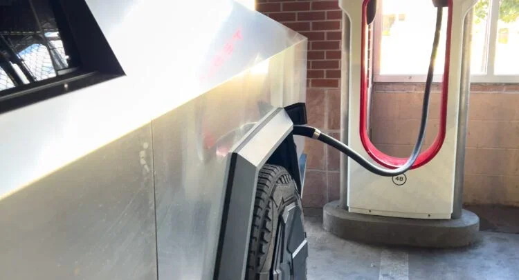 Congress Backs Robotaxis, But Tesla Slips on SF Charging Setback