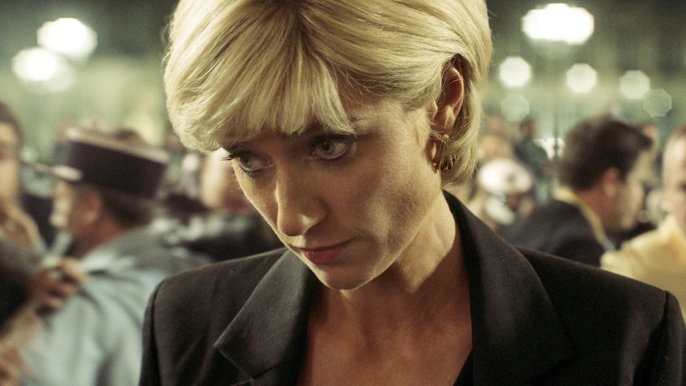 Featured image for Elizabeth Debicki discusses the emotional weight of portraying Princess Diana's final days on 'The Crown'