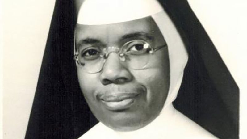 Featured image for "Tourists flock to see uncorrupted body of Missouri nun 4 years after burial"