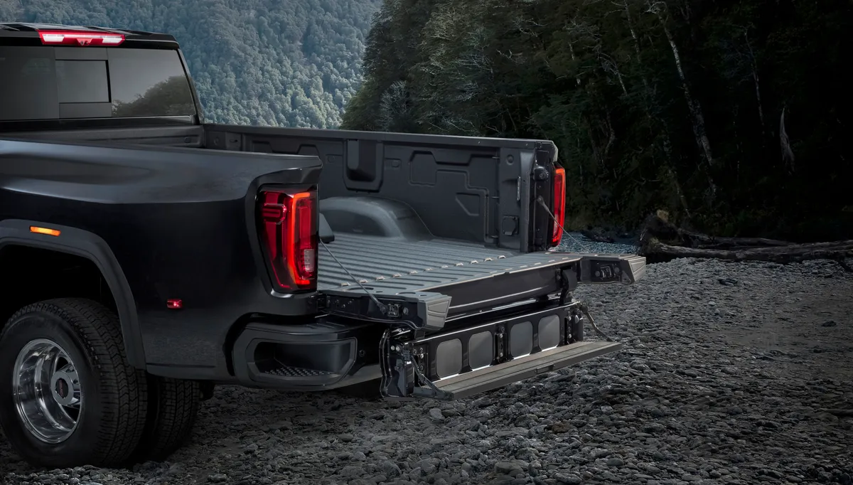 "GM Recalls 323K Heavy-Duty Pickups for Unexpected Tailgate Openings"